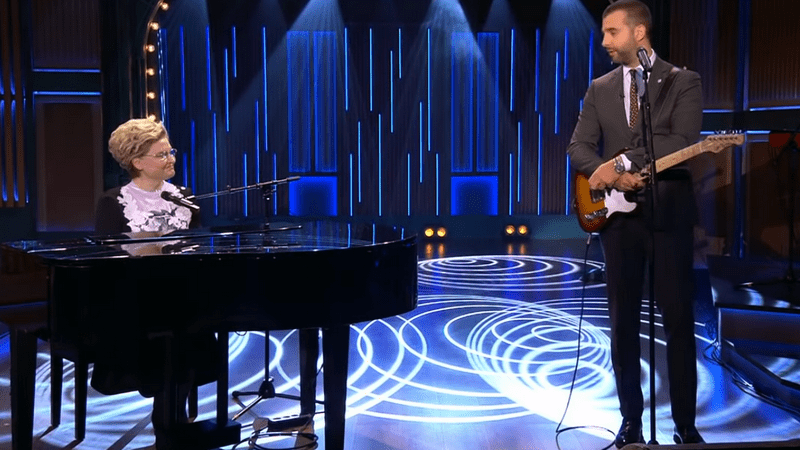 Елена_Малышева_Иван Ургант_ песню-памятку_профилактики_коронавируса_Вечерний_Ургант.png